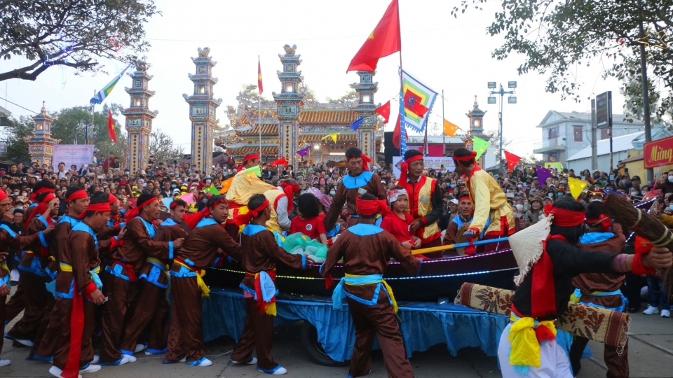 hoat_canh_tai_le_hoi_cau_ngu_lang_thai_duong_thia_tran_thuan_an_thanh_pho_hue.jpg