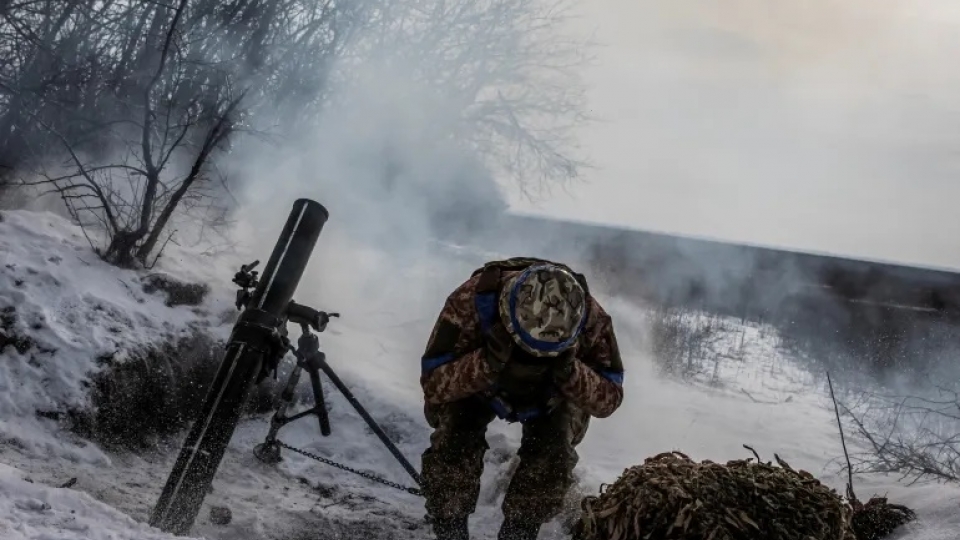 linh Ukraine ban sung coi ve phia quan Nga o Donetsk -reu.jpg