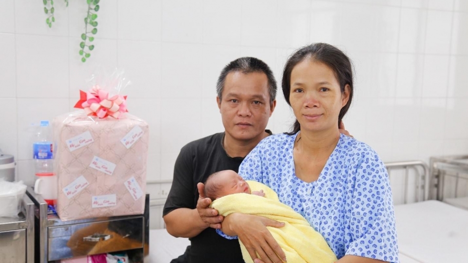 gia_dinh_san_phu_hanh_phuc_sau_khi_duoc_phau_thuat_cap_cuu_thanh_cong_ca_me_va_con_deu_duoc_an_toan.jpg