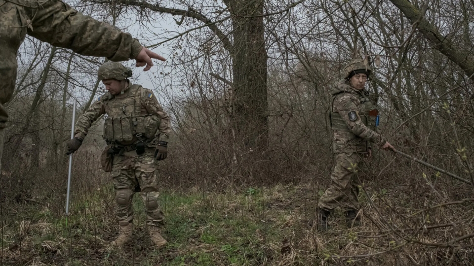 linh Ukraine, cong binh Ukraine ra pha bom min o Lyman -new york times.jpg
