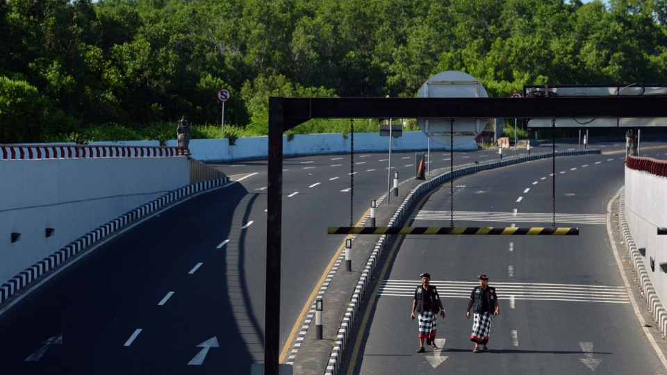 luc_luong_an_ninh_bali_pelacang_di_tuan_tra_trong_ngay_le_im_lang_tren_dao-_nguon_jakarta_post.jpg