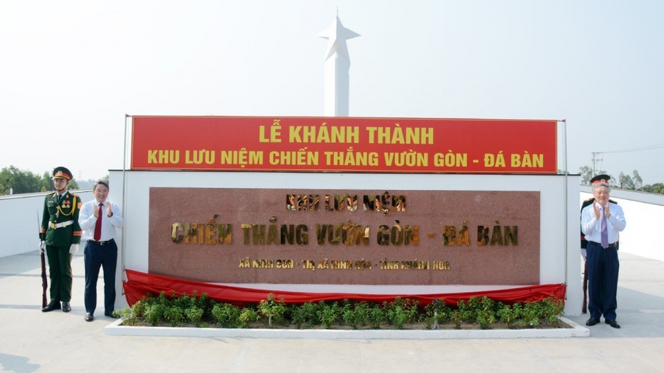 ong_nguyen_hoa_binh_uy_vien_bo_chinh_tri_bi_thu_trung_uong_dang_chanh_an_toa_an_nhan_dan_toi_cao_va_ong_nguyen_hai_ninh_bi_thu_tinh_uy_khanh_hoa_thao_bang_ron_khanh_thanh.jpg