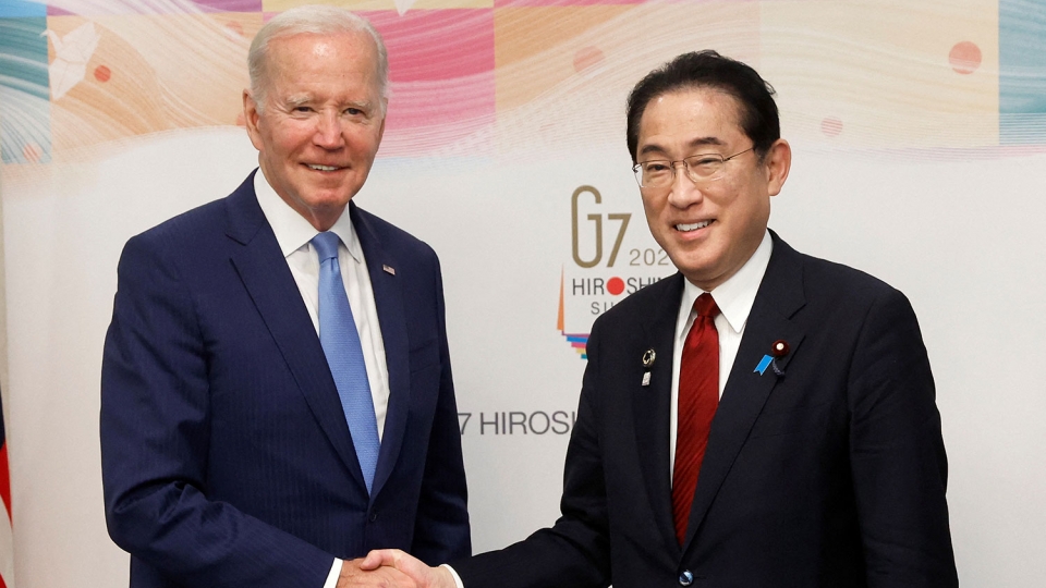 2023-05-18T100626Z_1825727983_RC2W01AN4S0Y_RTRMADP_3_G7-SUMMIT-BIDEN-KISHIDA.jpg