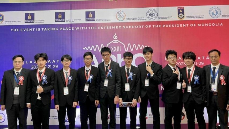 Vietnamese students at the contest.jpg
