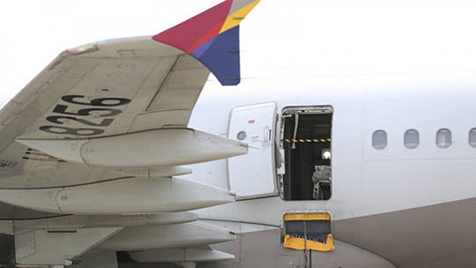 cua thoat hiem may bay Asiana Airlines -yonhap.jpg
