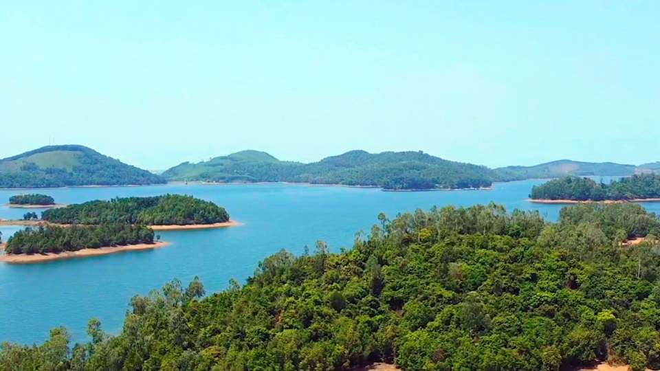 ho_phu_ninh_duoc_vi_von_la_hon_ngoc_xanh_cua_tinh_quang_nam.jpg