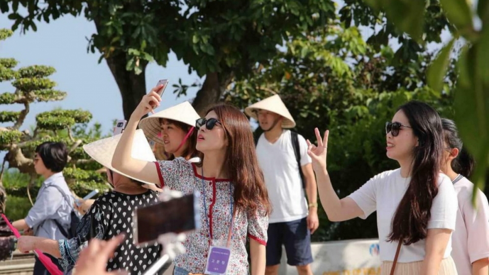 khach_han_quoc_la_mot_trong_nhung_thi_truong_trong_diem_cua_du_lich_da_nang.jpeg