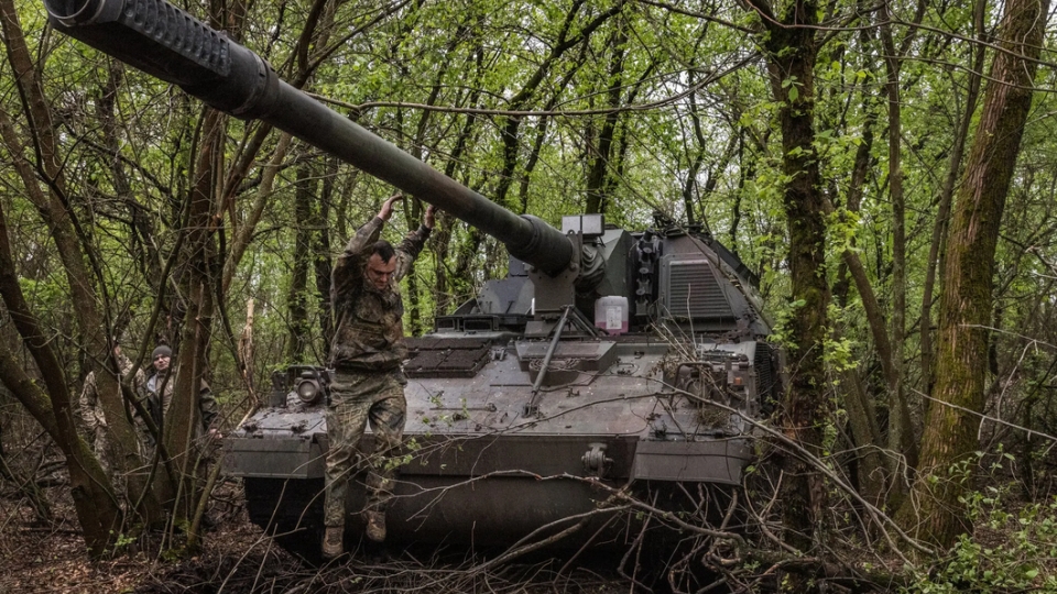 nd23508-phao-tu-hanh-panzer-duoc-duc-ho-tro-cho-ukraine-duoc-che-giau-trong-rung-1683597578674658526295.png