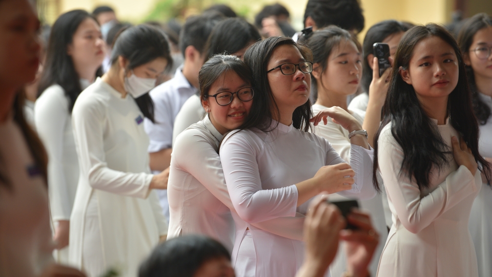 Phút chia tay đầy nước mắt và nụ cười của học sinh lớp 12