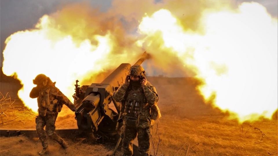 quan-nhan-ukraine-khai-hoa-bang-luu-phao-d-30-vao-cac-vi-tri-cua-nga-gan-bakhmut-mien-dong-ukraine-anh-afp.jpg