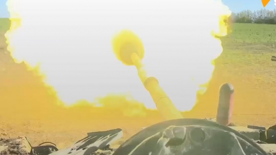 xe tang Nga na phao, xe tang T-80, lua nong phao -sputnik.jpg