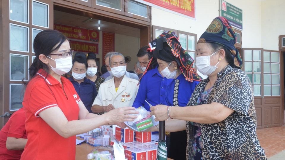 3.thiet_thuc_tro_giup_nhung_nguoi_co_hoan_canh_kho_khan_vuon_len_trong_cuoc_song.jpg