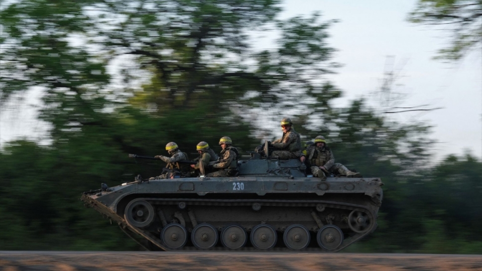 Binh linh Ukraine lai xe chien dau bo binh BMP o Bakhmut ngay 20 5.jpg