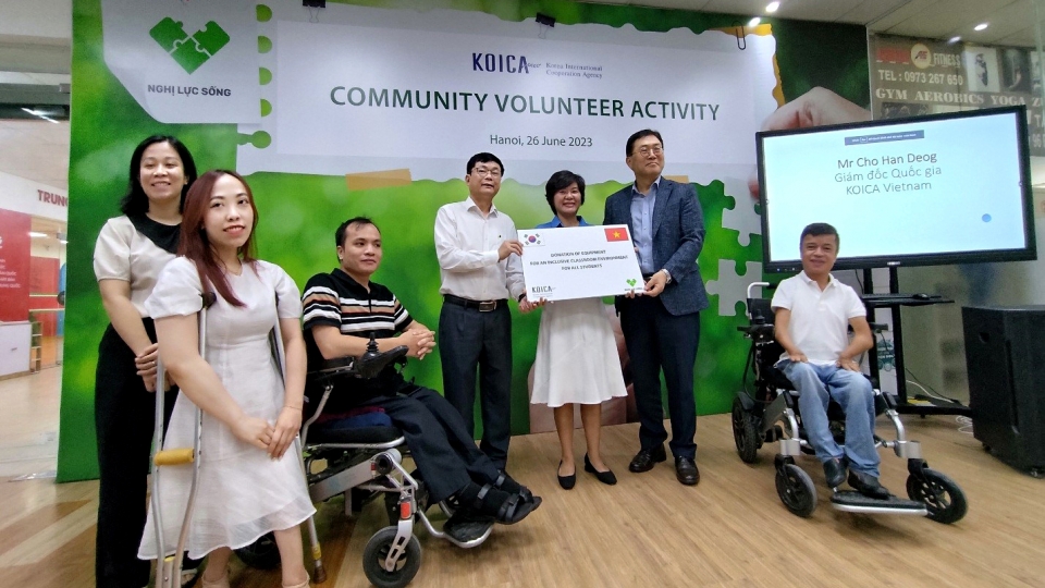 KOICA Country Director and Rector of the Academy of Journalism and Communication hand over the donation of equipment for an inclusive classroom environment to WLC.jpg