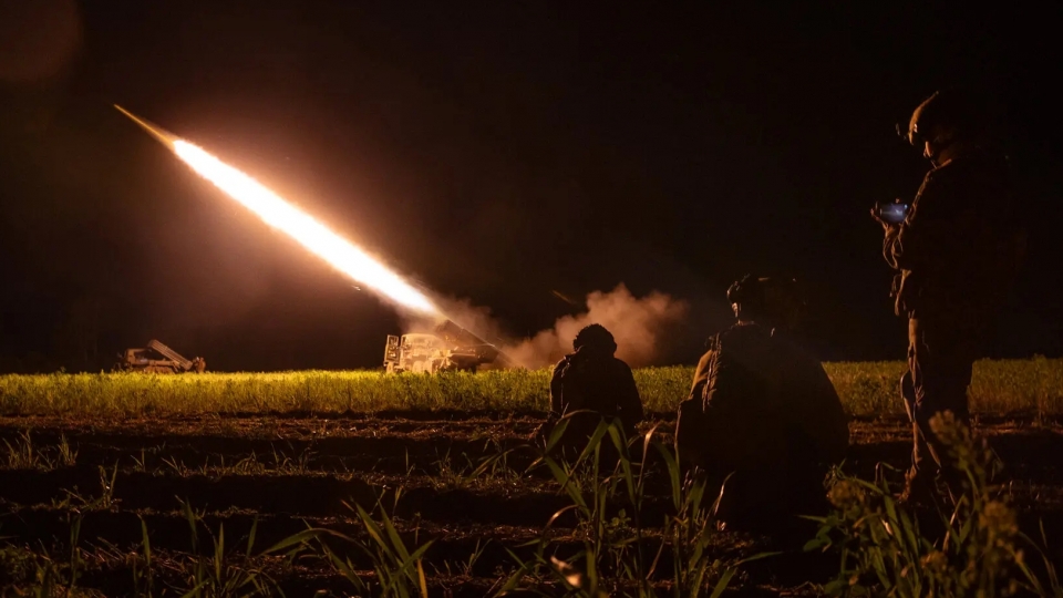 hoa luc Ukraine, rocket Ukraine, phao phan luc Ukraine, 1 lu doan Ukraine ban theo huong Bakhmut -nytimes.jpg