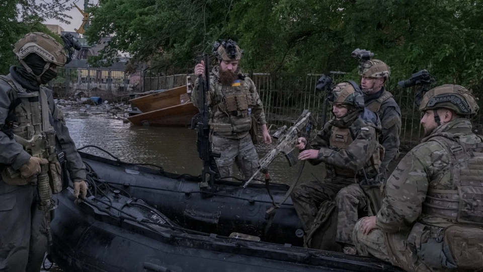 linh Ukraine tuan tra vung Kherson ngap lut do vo dap Kakhovka -nytimes.jpg