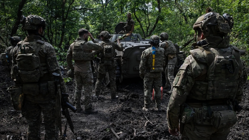 linh Ukraine xe thiet giap Ukraine, lu doan tan cong doc lap Ukraine -ny times.jpg