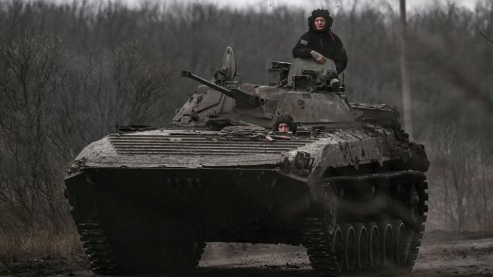 linh Ukraine, xe thiet giap Ukraine tien ve Bakhmut -afp.jpg