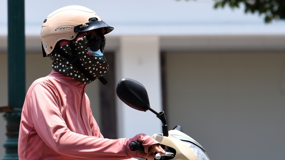 Hà Nội nắng đổ lửa và những "ninja" kín mít khi tham gia giao thông
