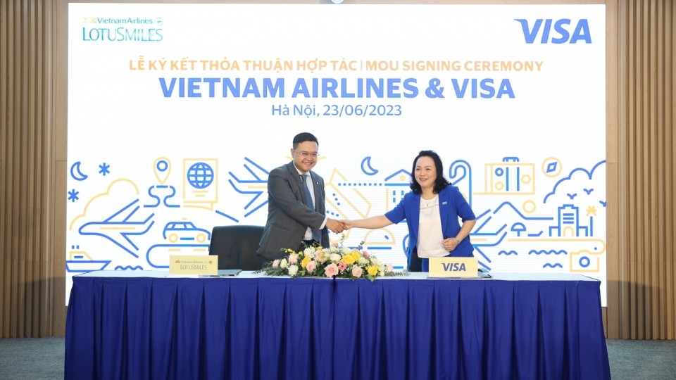 ong_nguyen_sy_thanh_giam_doc_trung_tam_bong_sen_vang_vietnam_airlines_va_ba_dang_tuyet_dung_giam_doc_visa_viet_nam_va_lao_ki_ket_va_trao_doi_bien_ban_hop_tac_.jpg