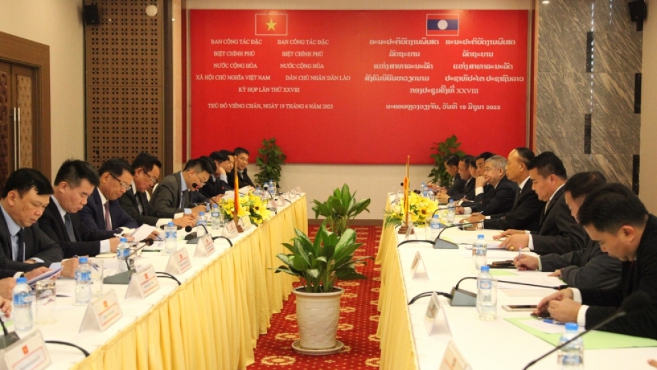 quang_canh_buoi_lam_viec_viet_nam_lao.jpg