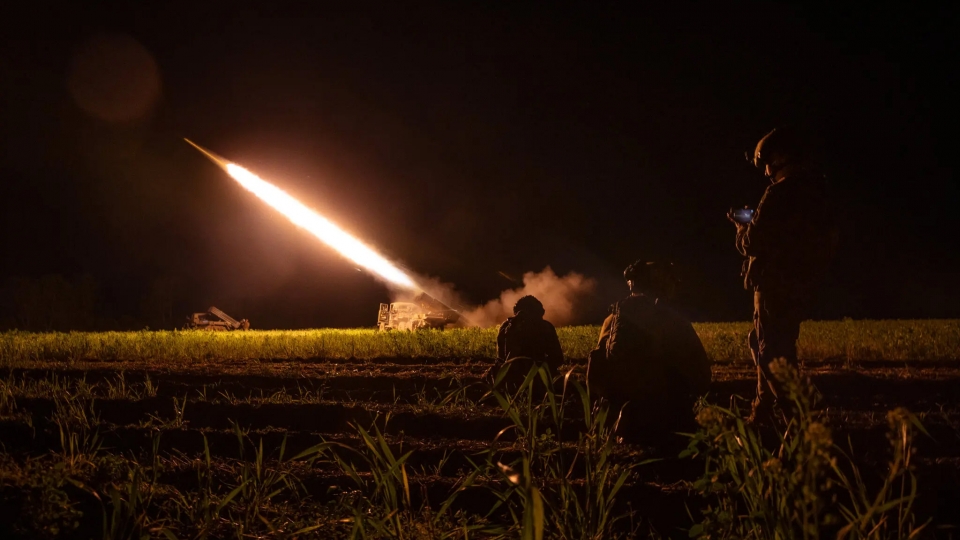 ukraine_phong_rocket_ve_phia_bakhmut_trong_dem.jpg