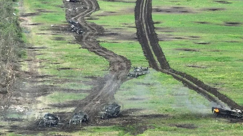xe pha min Ukraine Leopard 2R bi bo lai o mien Nam -quan doi Nga.jpg