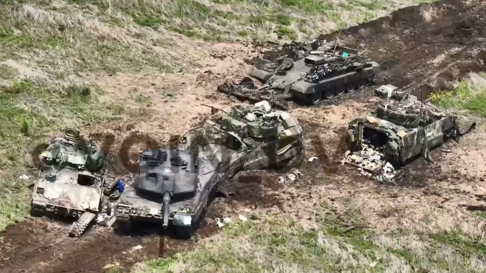 xe tang Ukraine, xe thiet giap Ukraine bi ban chay -rt.jpg