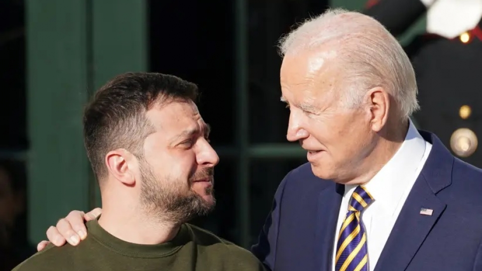 Biden Zelensky, Biden dat tay len vai Zelensky -jerusalem post.jpg