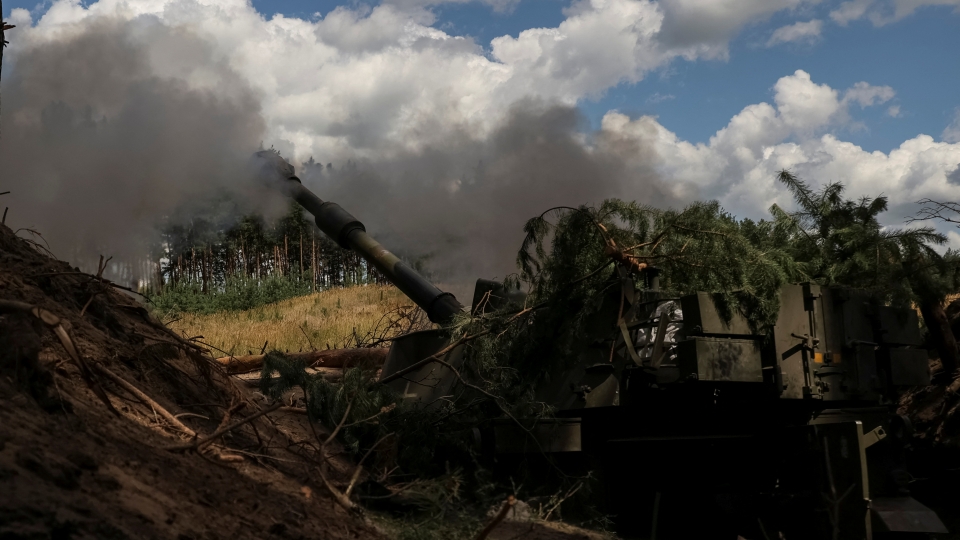 Binh linh Ukraine khai hoa luu phao M109 ve phia quan doi Nga gan Kupiansk thuoc Kharkiv. Anh Reuters.JPG