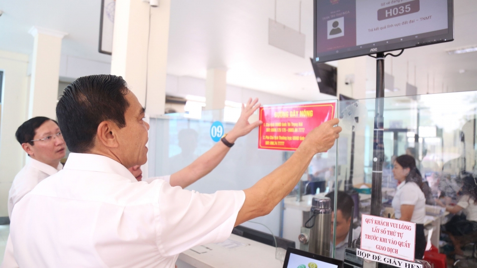 Chủ tịch tỉnh Hà Tĩnh gắn số điện thoại đường dây nóng..jpg