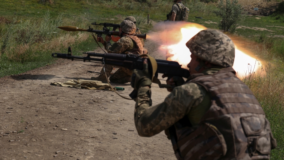 Linh Ukraine tap tran o khu vuc Donetsk. Anh Reuters.JPG