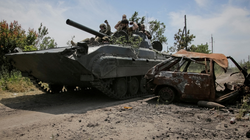 Quan doi Ukraine lai xe chien dau bo binh BMP-1 o lang Neskuchne, Donetsk. Anh Reuters.JPG