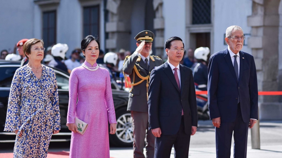 Tong thong Alexander Van der Bellen va Phu nhan nhiet liet chao mung Chu tich nuoc Vo Van Thuong va Phu nhan tham chinh thuc Ao Quan nhac cu hai Quoc thieu hai nuoc (1).jpg