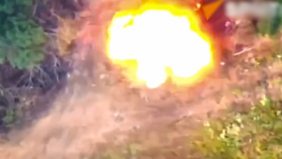 UAV Nga Lancet danh vao luu phao Ukraine M777 do My san xuat -bo quoc fong Nga.jpg