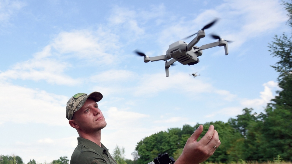 UAV Ukraine, linh Ukraine hoc su dung UAV -Ukrinform.jpg