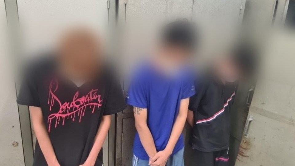 bắt giữ các đối tượng mang hung khí đánh nhau, gây rối trật tự công cộng trên địa bàn quận Long Biên.jpg