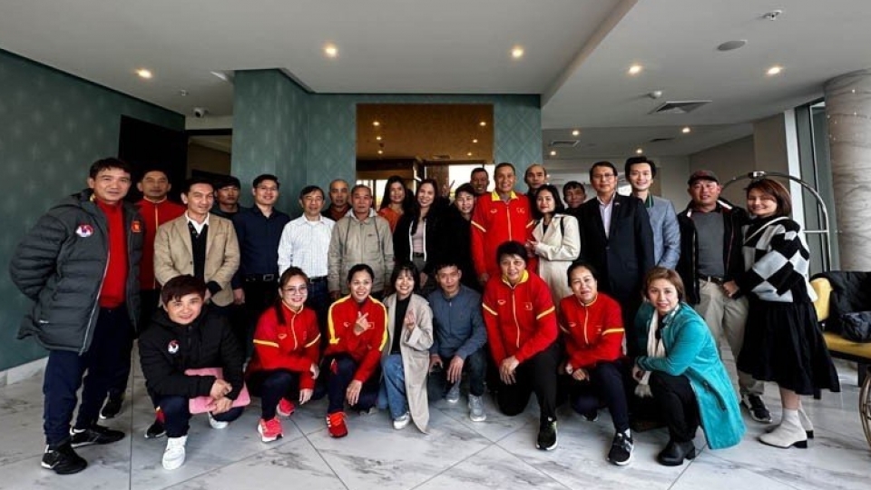 dai_su_quan_viet_nam_tai_new_zealand_tham_dt_nu_viet_nam.jpeg