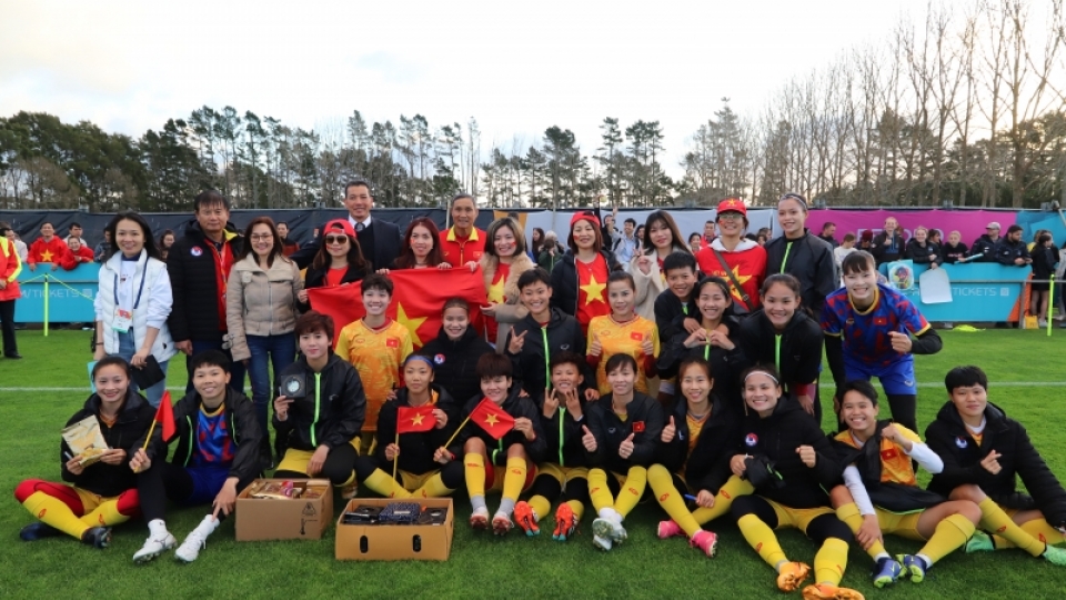 doi_tuyen_bong_da_nu_viet_nam_gap_nguoi_ham_mo_tai_san_tap_fred_taylor_auckland_new_zealand._nguon_vo.jpg