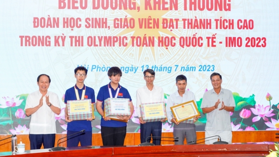 lanh_dao_tp_hai_phong_trao_thuong.jpg