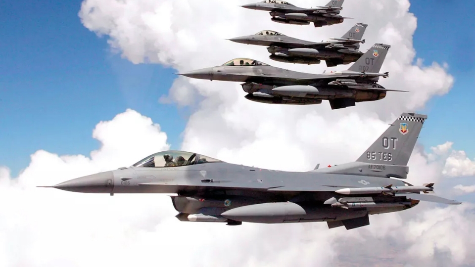 may_bay_f-16_cua_my_bay_theo_doi_hinh.jpg