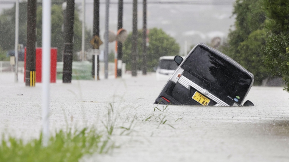 mua lu Nhat Ban, lu lut Nhat Ban, o to bi ngap o tinh Fukuoka -kyodo.jpeg