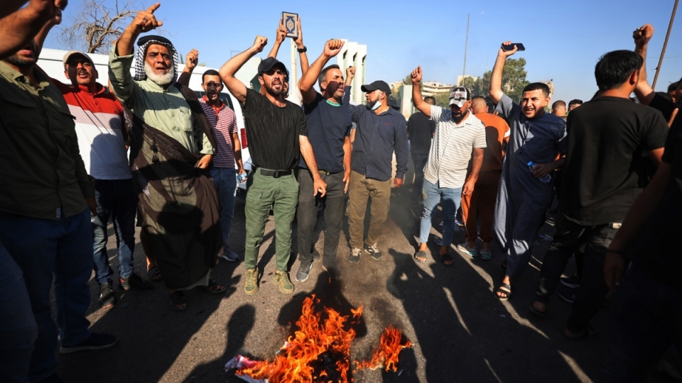 nguoi Iraq bieu tinh truoc dai su quan Thuy Dien o Iraq, phan doi dot kinh Koran -afp_0.jpg