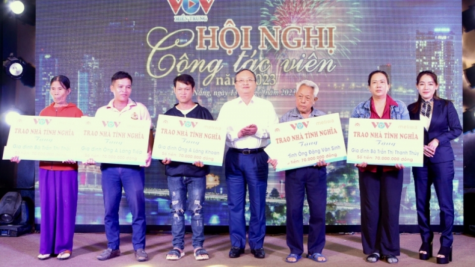 tong_giam_doc_dai_tieng_noi_viet_nam_va_ba_pham_thi_kim_anh_dai_dien_cong_ty_tnhh_dien_tu_meliwa_da_trao_bang_tuong_trung_tang_5_can_nha_tinh_nghia.jpg