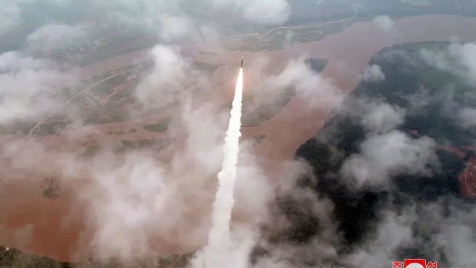 trieu_tien_phong_ten_lua_hwaong-18_ngay_13-7-2023_kcna_reuters.jpg