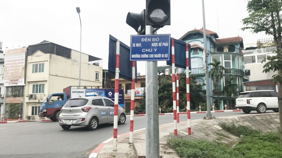 1-to-chuc-giao-thong-phuc-tap-den-tin-hieu-bien-bao-vach-ke-duong-moi-noi-mot-kieu-khien-nhieu-nguoi-boi-roi-do-dam-hoac-dua-vao-kinh-nghiem-de-di-cho-dung-anh-minh-hoa-1027.jpeg