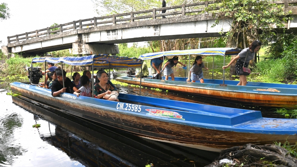 3_khach_du_lich_den_khong_it_nhung_vuon_quoc_gia_u_minh_ha_dang_thieu_san_pham_du_lich_de_giu_chan_du_khach.jpg