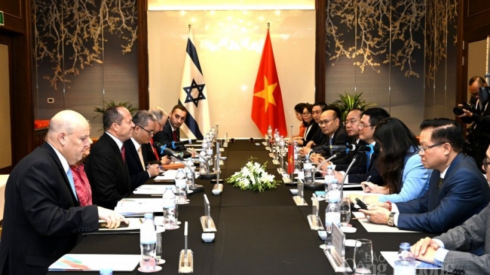 An overview of the talks in Hanoi on August 16 between Vietnamese minister of Industry and Trade Nguyen Hong Dien and Israeli Minister of Economy and Trade Nir Barkat.jpg