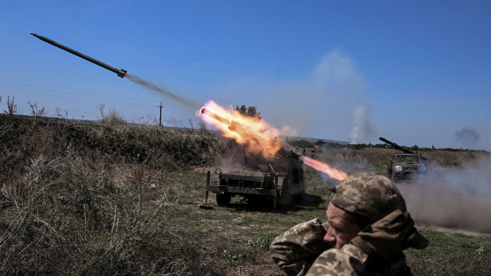 Binh linh Ukraine khai hoa he thong ten lua phong loat co nho ve phia quan doi Nga o khu vuc Zaporizhzhia. Anh Reuters.JPG