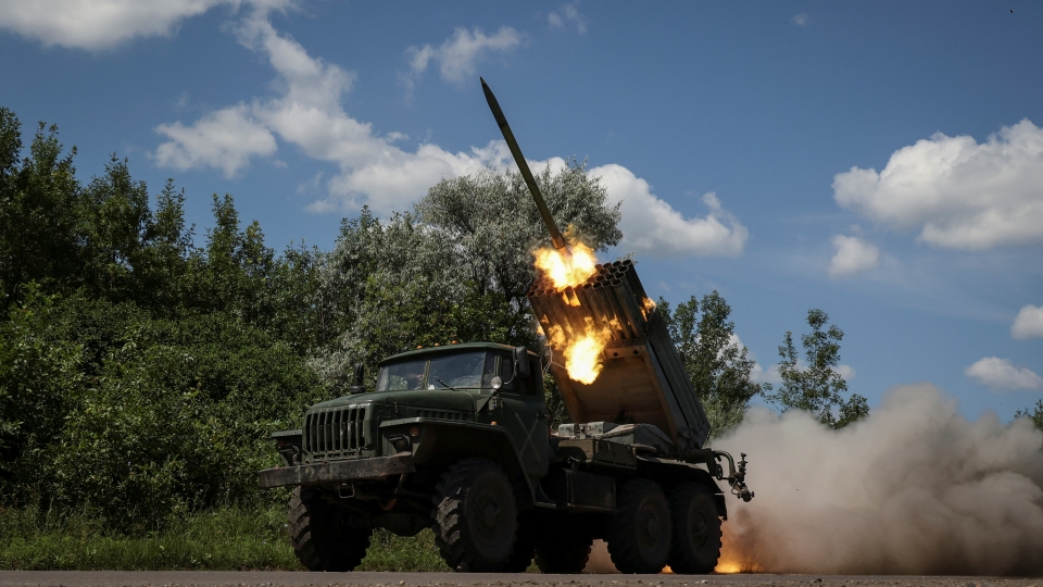 Binh linh Ukraine khai hoa phao phan luc BM-21 Grad o khu vuc Donetsk. Anh Reuters.JPG